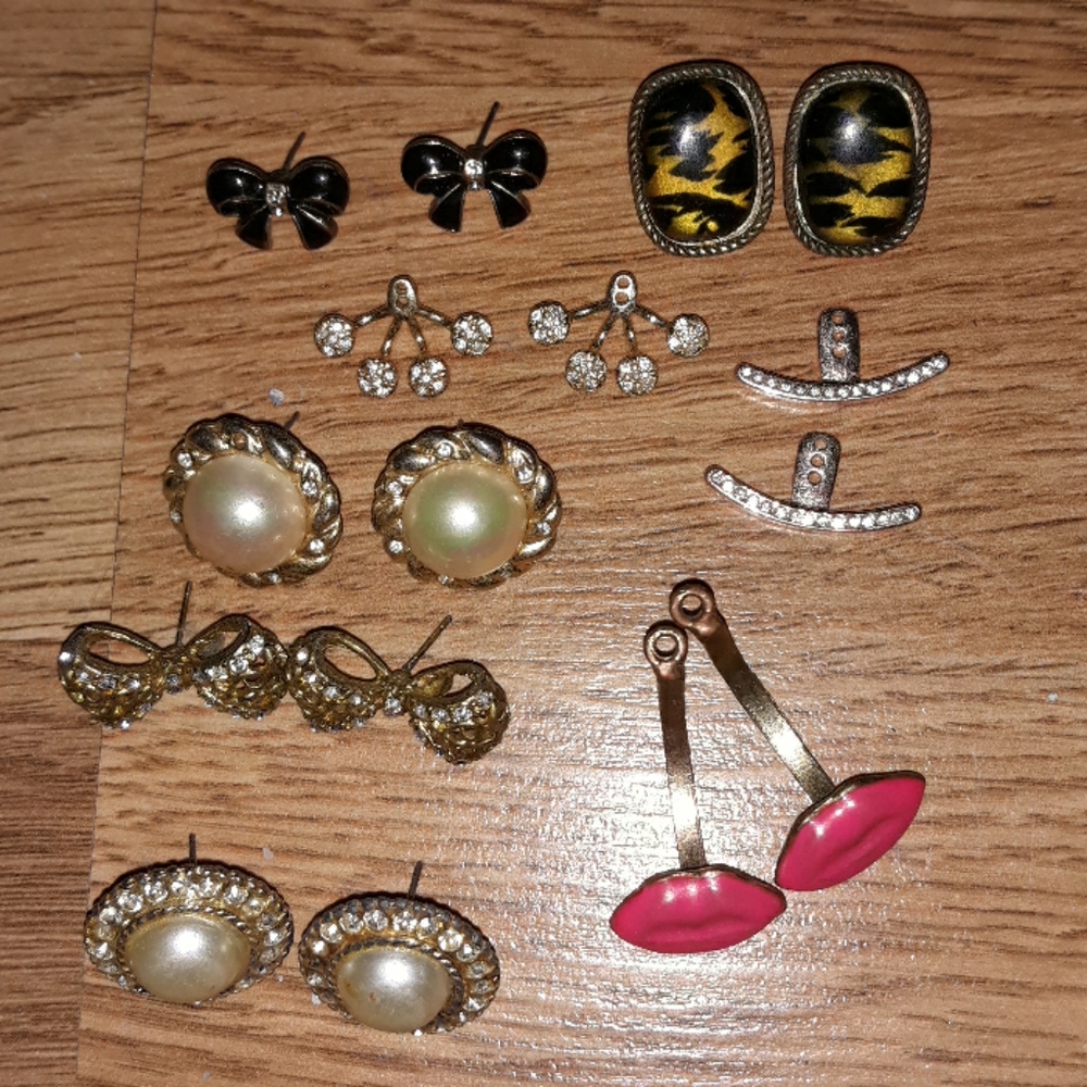 Fun earring set!!  Very sassy patterns and colors!